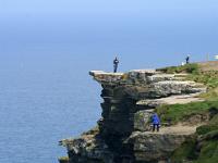 Waghalsige Touristen auf den Klippen - Cliffs of Moher, Co.Clare